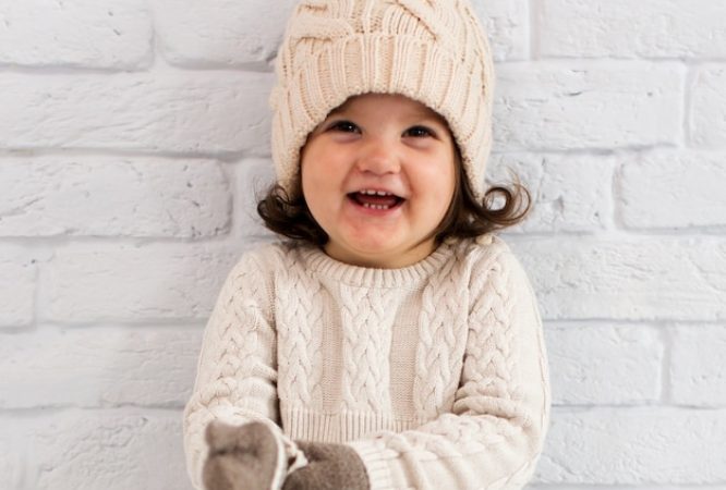 adorable-nina-mirando-camara_23-2148329725