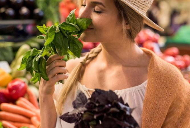 mujer-oliendo-hojas-naturales-mercado_23-2148648917